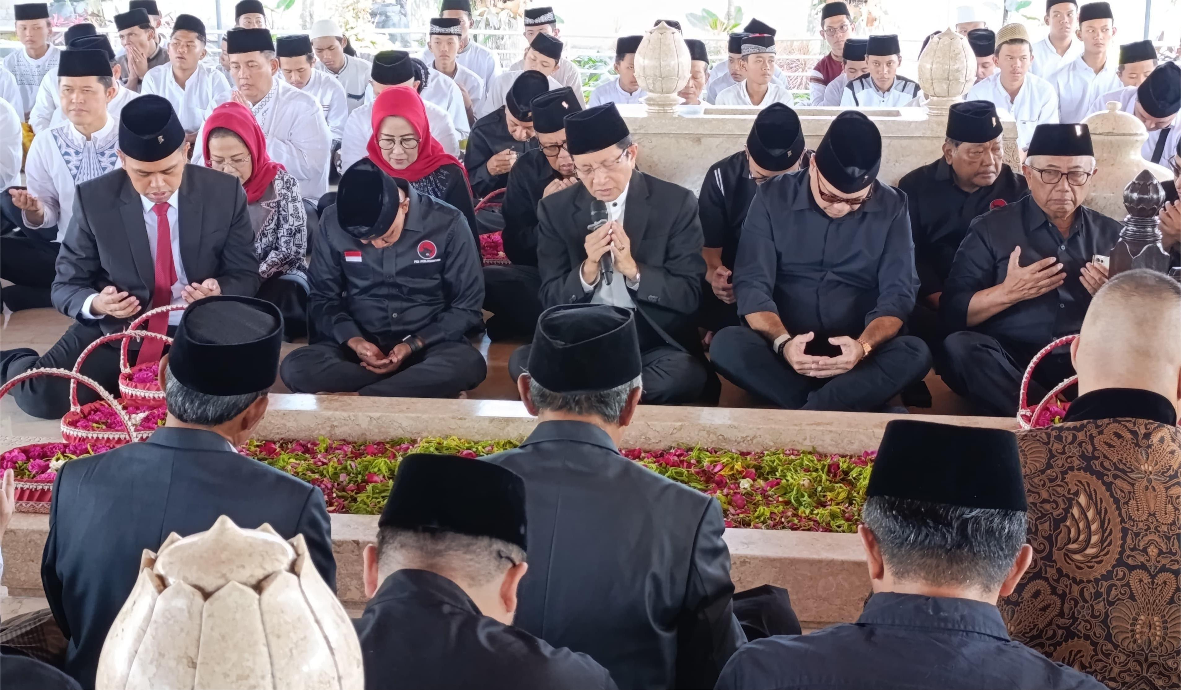 Menag-Nasaruddin-Ummar-membaca-doa-di-depan-Makam-Bung-Karno.jpg