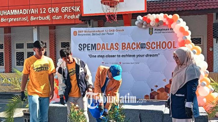 2 Pemain Gresik United Jebolan Garuda Select 5 Ikuti MPLS di SMP Muhammadiyah 12, Beri Motivasi