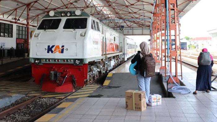 Meningkat-16-Persen-Penumpang-Kereta-Api-Angkutan-Nataru-Daop-7-Tembus-146607.jpg