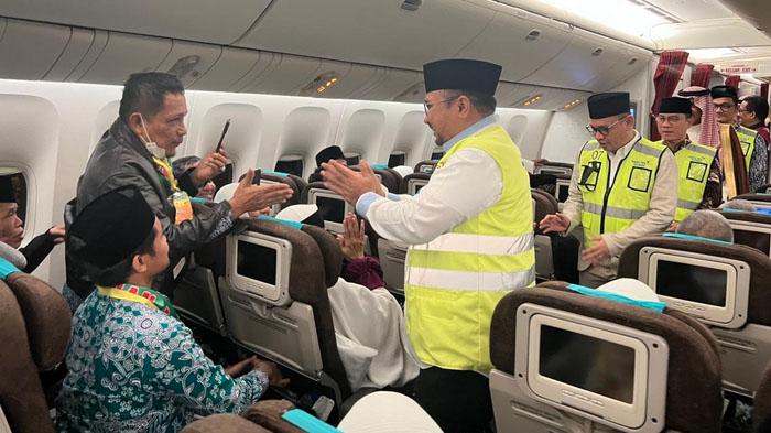 Menteri-Agama-Yaqut-Cholil-Qoumas-melepas-keberangkatan-kloter-pertama-Embarkasi-Jakarta.jpg