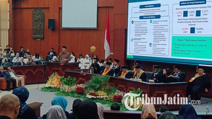 Menteri-Koperasi-RI-Ferry-Juliantono-memberikan-orasi-ilmiah-dalam-kegiatan-Dies-Natalies-ub-malang.jpg