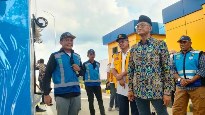 Menteri-PU-RI-Dody-Hanggodo-saat-mengecek-Gerbang-Tol-Kraksaan.jpg