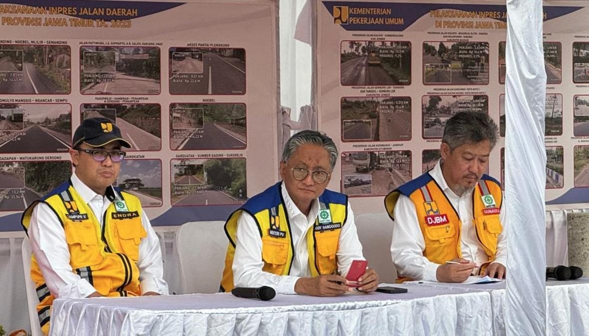 Menteri-Pekerjaan-Umum-PU-RI-Dody-Hanggodo-saat-meninjau-Jembatan-Jongbiru-Kediri.jpg
