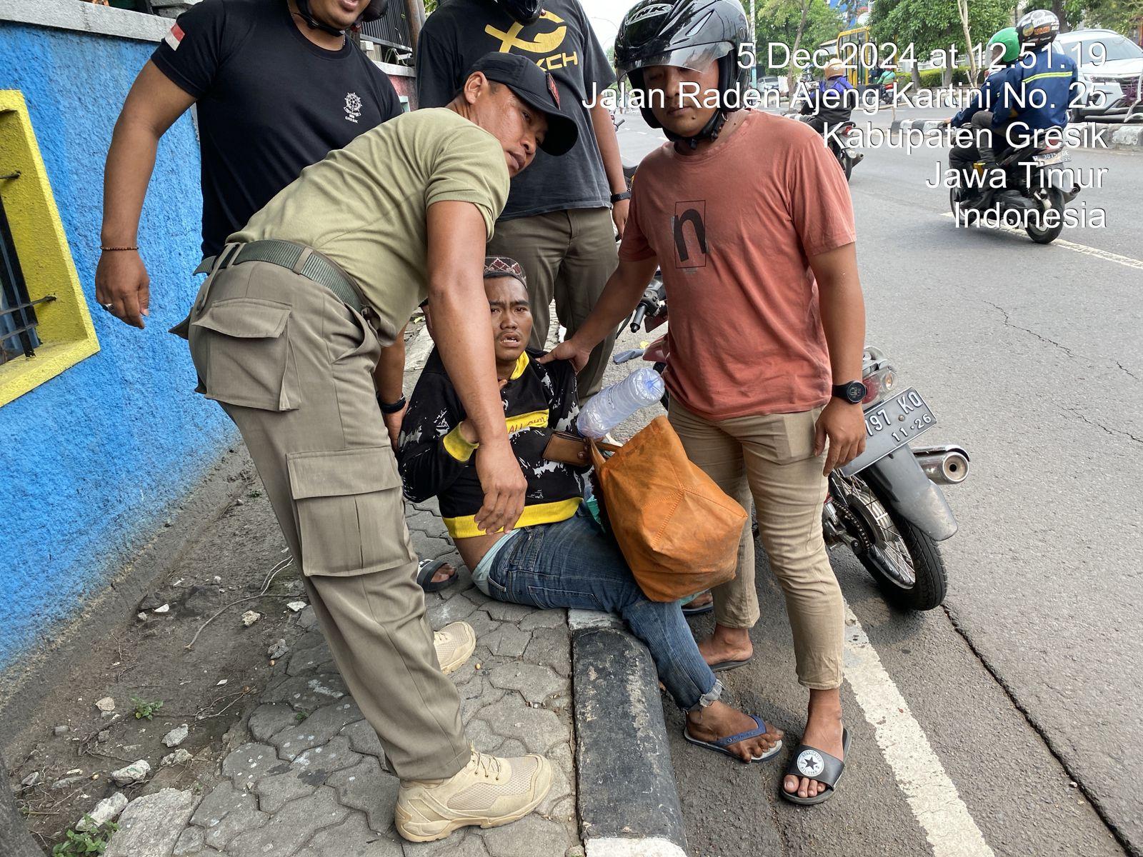 Pengemis Bawa Kemoceng Bersihkan Motor di Gresik Akhirnya Diamankan Satpol PP, Resahkan Warga