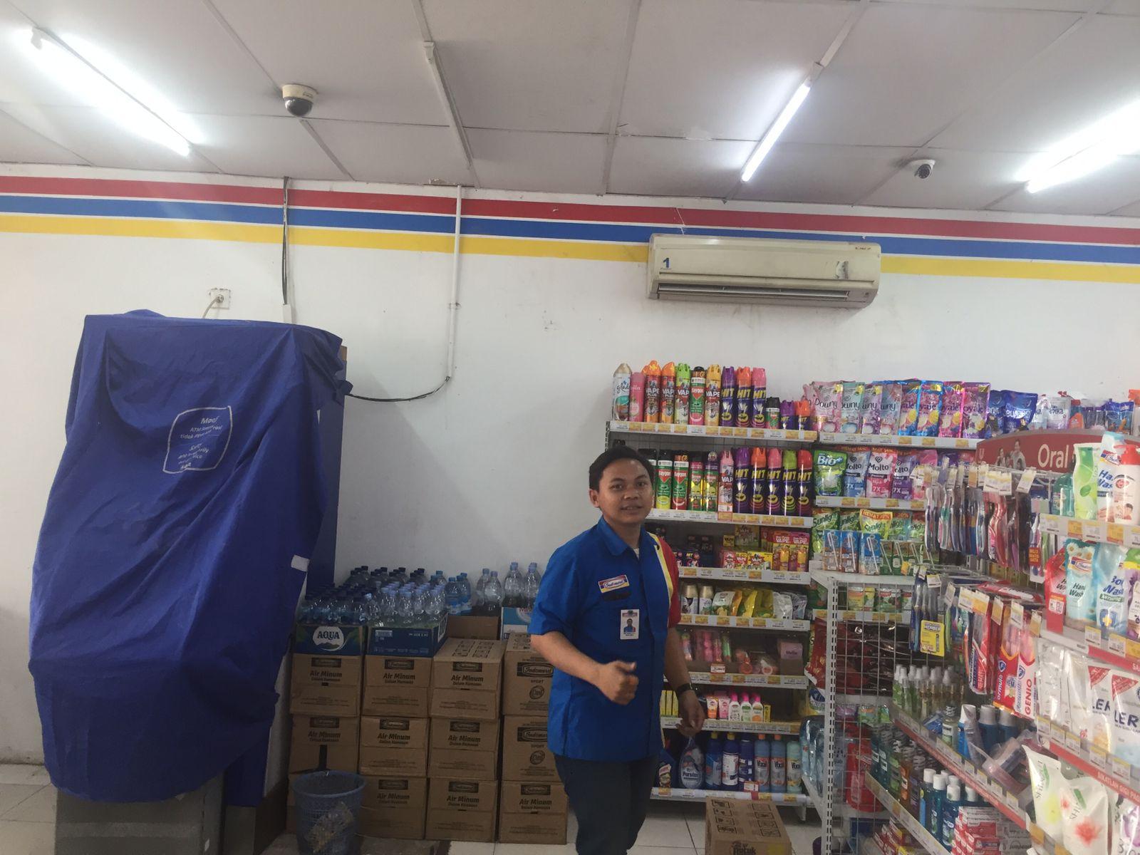 Minimarket di Pucang Anom Surabaya Disatroni Maling, Mesin ATM Dibobol Lewat Atap Plafon