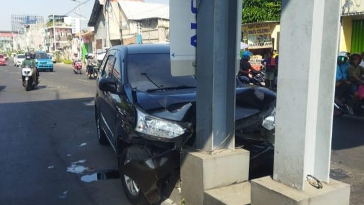 Niat Reuni SMP Berujung Petaka, 1 Penumpang Tewas Usai Avanza Hantam Tiang JPO Wonokromo