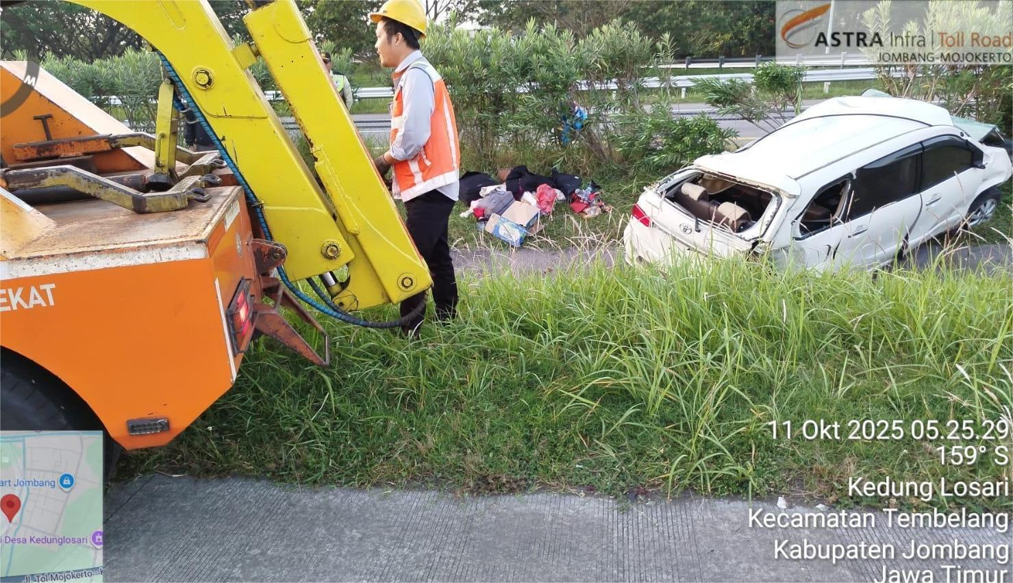 Diduga Sopir Ngantuk, Mobil Avanza Terguling di Tol Jombang-Mojokerto, 3 Orang Terluka