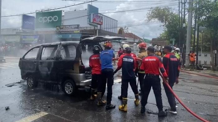 Mobil-Daihatsu-Espass-yang-terbakar-di-Trenggalek-Rabu-19102022.jpg
