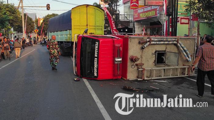 BREAKING NEWS - Mobil Damkar Terguling di Blitar Saat Menuju Lokasi Kebakaran, Lalu Lintas Terganggu