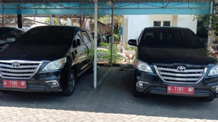 Mobil-dinas-milik-Pemkab-Sidoarjo-yang-diparkir-di-lingkungan-Kantor-DPRD-Sidoarjo.jpg