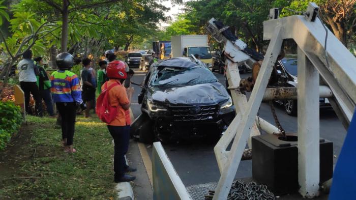 Tancap Gas saat Lampu Kuning Surabaya, Pajero Terpelanting 20 Meter, Pemotor Terguling hingga Cedera