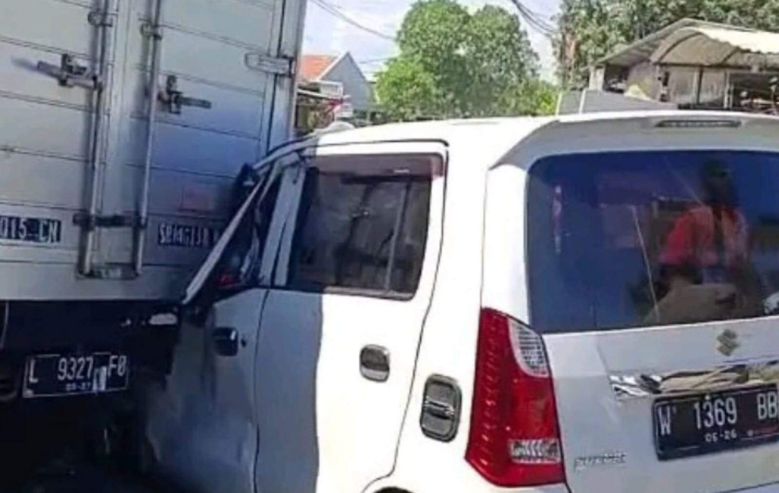 Bawa Mobil ke Sekolah, Pelajar SMA di Surabaya Alami Kecelakaan Beruntun, Saksi: Tabrakan Keras