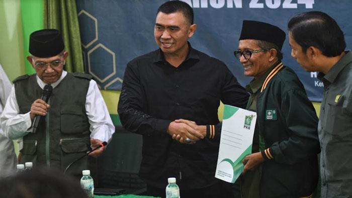 Mochammad-Anton-dua-dari-kiri-menyerahkan-berkas-berkas-Bakal-Calon-Wali-Bacawali-Kota-Malang.jpg