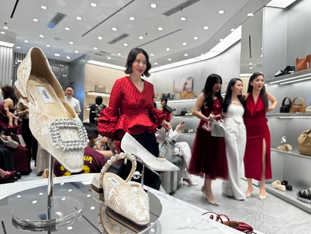 Model-dan-pengunjung-di-pembukaan-staccato-brand-fesyen-yang-menghadirkan-koleksi-sepatu-heels.jpg