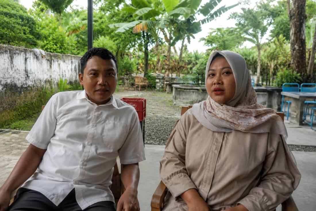 Mohammad-Hufron-dan-Fitri-Erna-dua-pengacara-dari-Lembaga-Bantuan.jpg