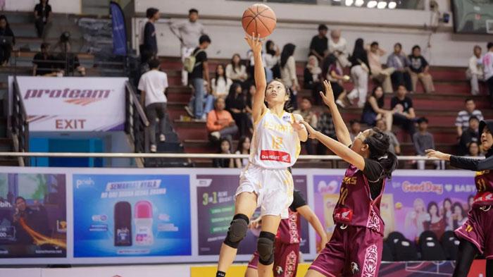 Momen-Feline-ketika-mencoba-melakukan-layup-dengan-pengawalan-ketat-pemain-Smeas.jpg