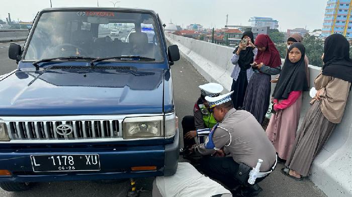 Momen-Satuan-PJR-Ditlantas-Polda-Jatim-saat-membantu-pengendara-di-ruas-Tol-Surabaya.jpg
