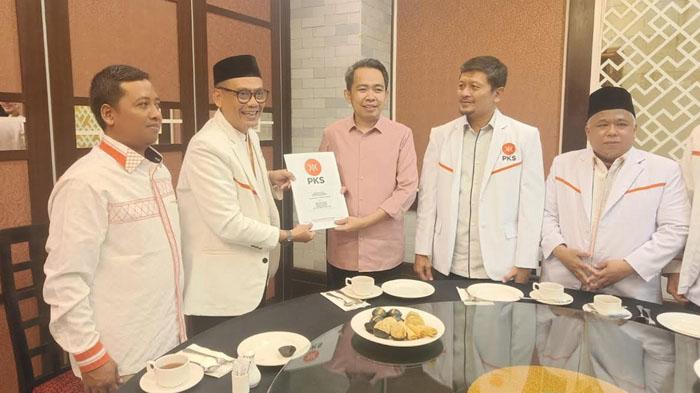 Muhammad-Fawait-atau-Gus-Fawait-menerima-surat-rekomendasi-dari-DPP-PKS.jpg