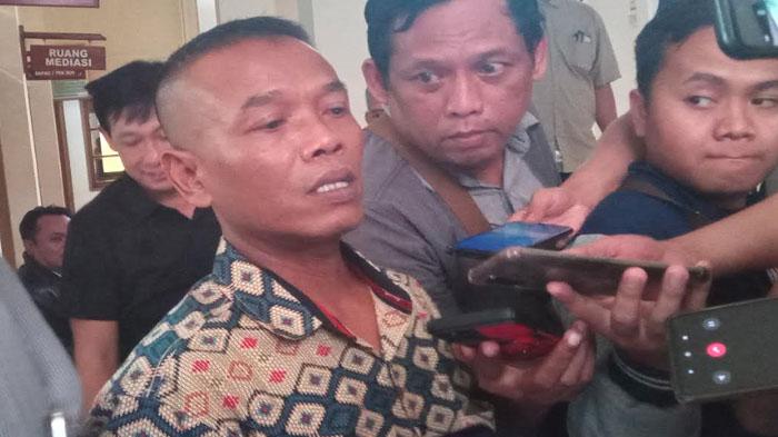 Munawar-Cholil-saat-diwawancara-awak-media-di-Kantor-PN-Bojonegoro.jpg