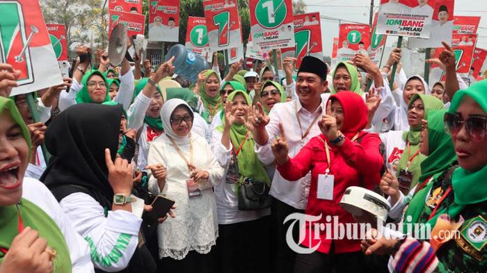 Mundjidah-Wahab-Sumrambah-saat-bersama-para-pendukungnya-di-KPU-Jombang.jpg