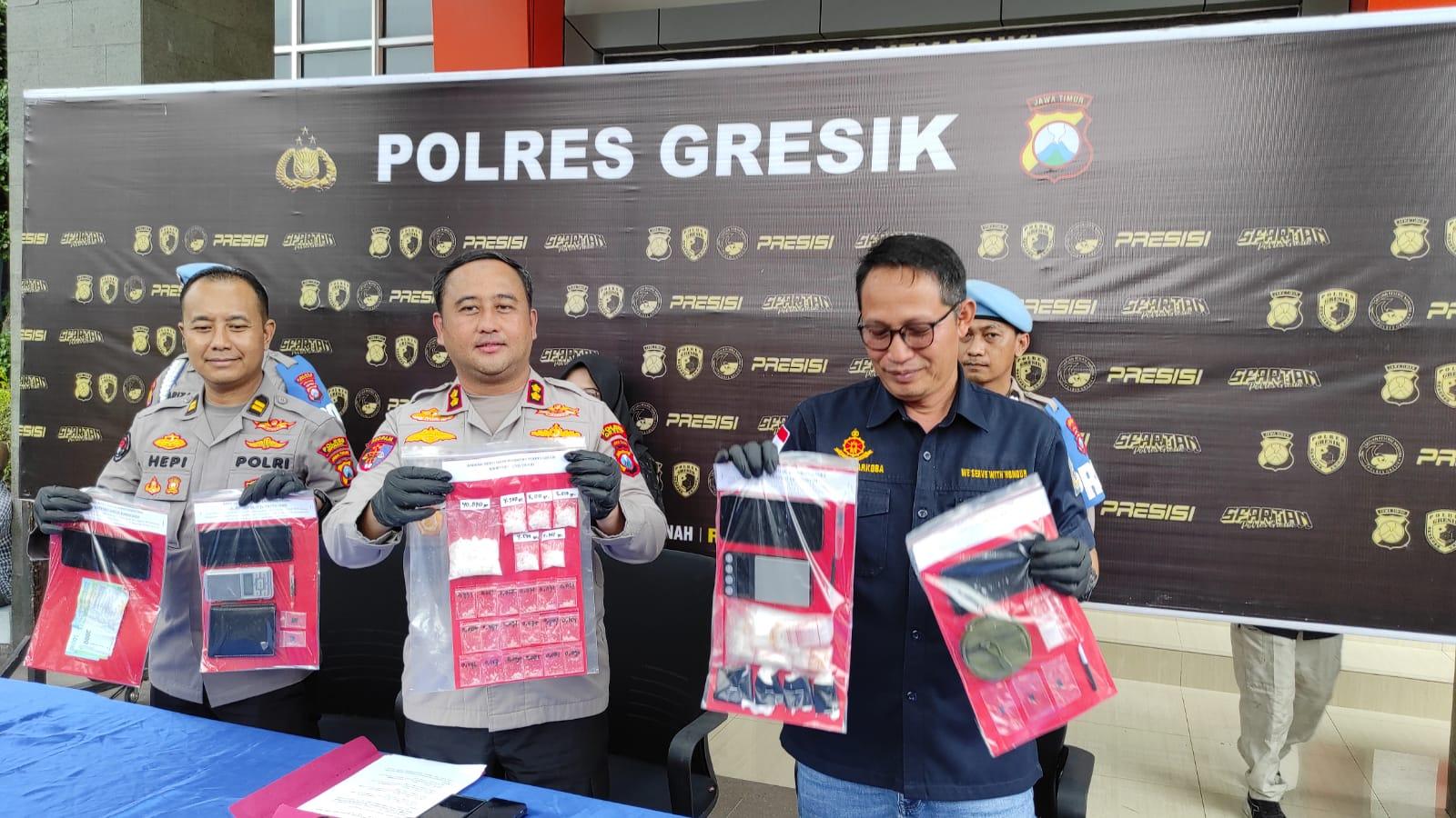 NARKOBA-Kapolres-Gresik-AKBP-Ramadhan-Nasution-bersama-Kasat-Narkoba.jpg