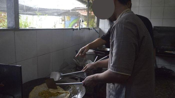 Napiter-berinisial-MC-saat-menjalani-pelatihan-pembuatan-martabak.jpg