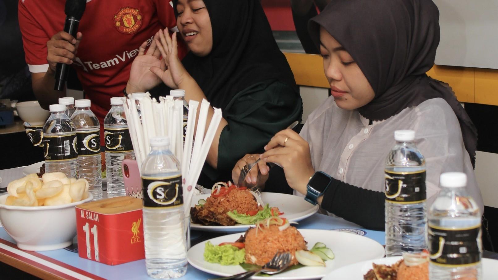 Pedasnya Kuliner Surabaya, Nasi Goreng Setan Merah Dipadu Pedas Manis Iga Bakar