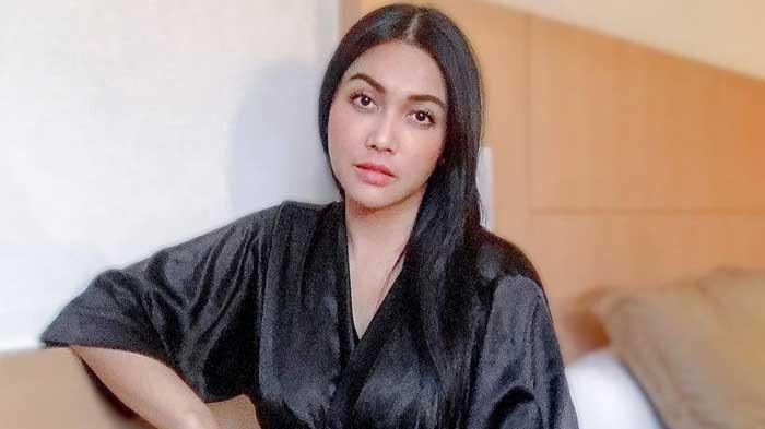 Nasib-Denada-pasca-bercerai-dari-Jerry-Aurum-mengalami-trauma-dan-tak-mau-menikah-lagi.jpg