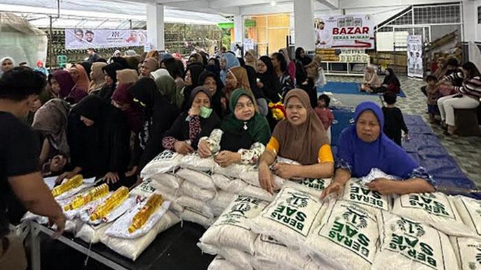 Nurochman-Heli-Suyanto-menggelar-Bazar-Tebus-Murah-Sembako-di-Kelurahan-Dadaprejo.jpg