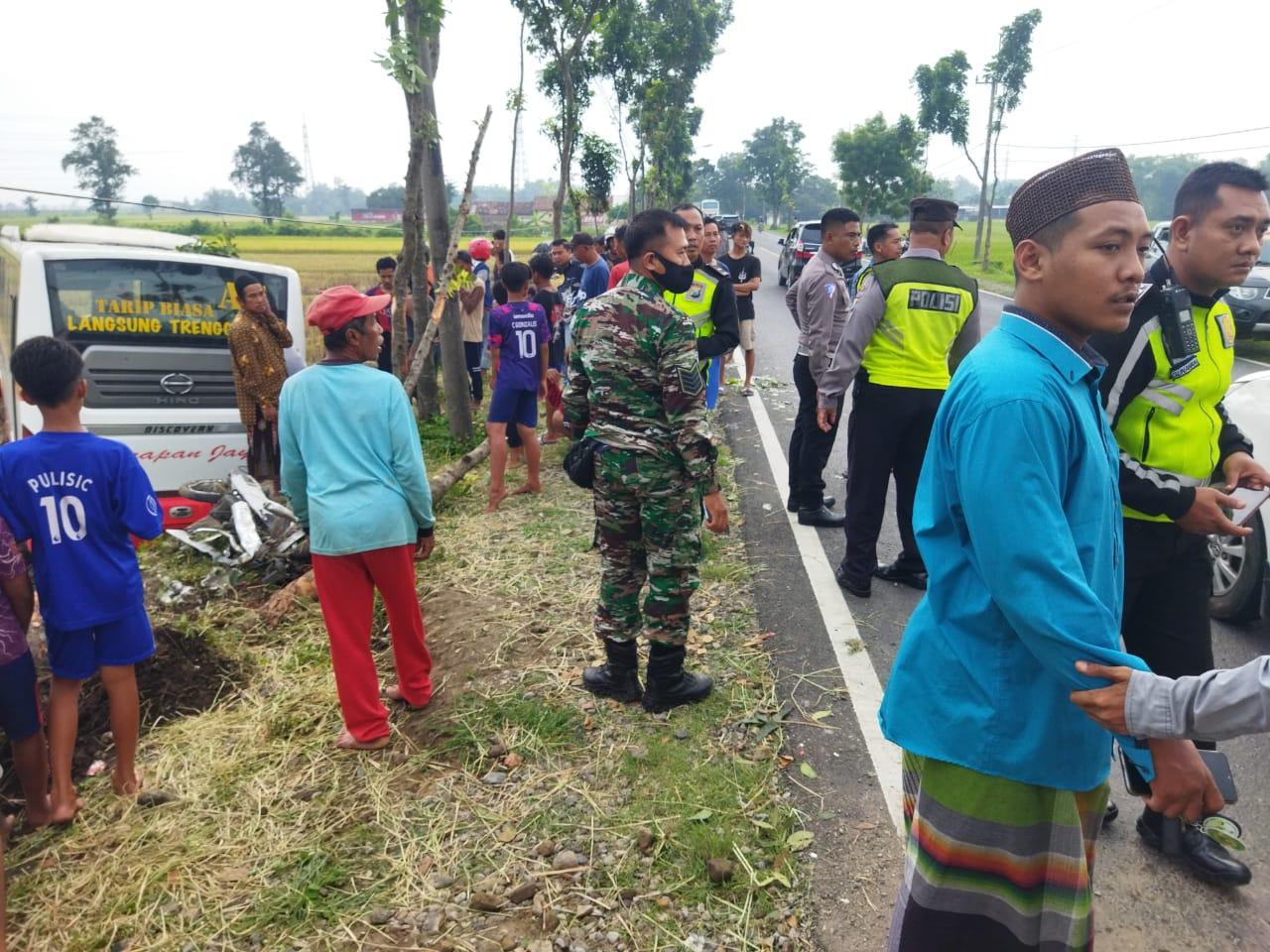Kaget Ada Bus dari Depan, Sopir Bus Harapan Jaya Banting Stir dan Nyemplung ke Sawah, 1 Orang Luka