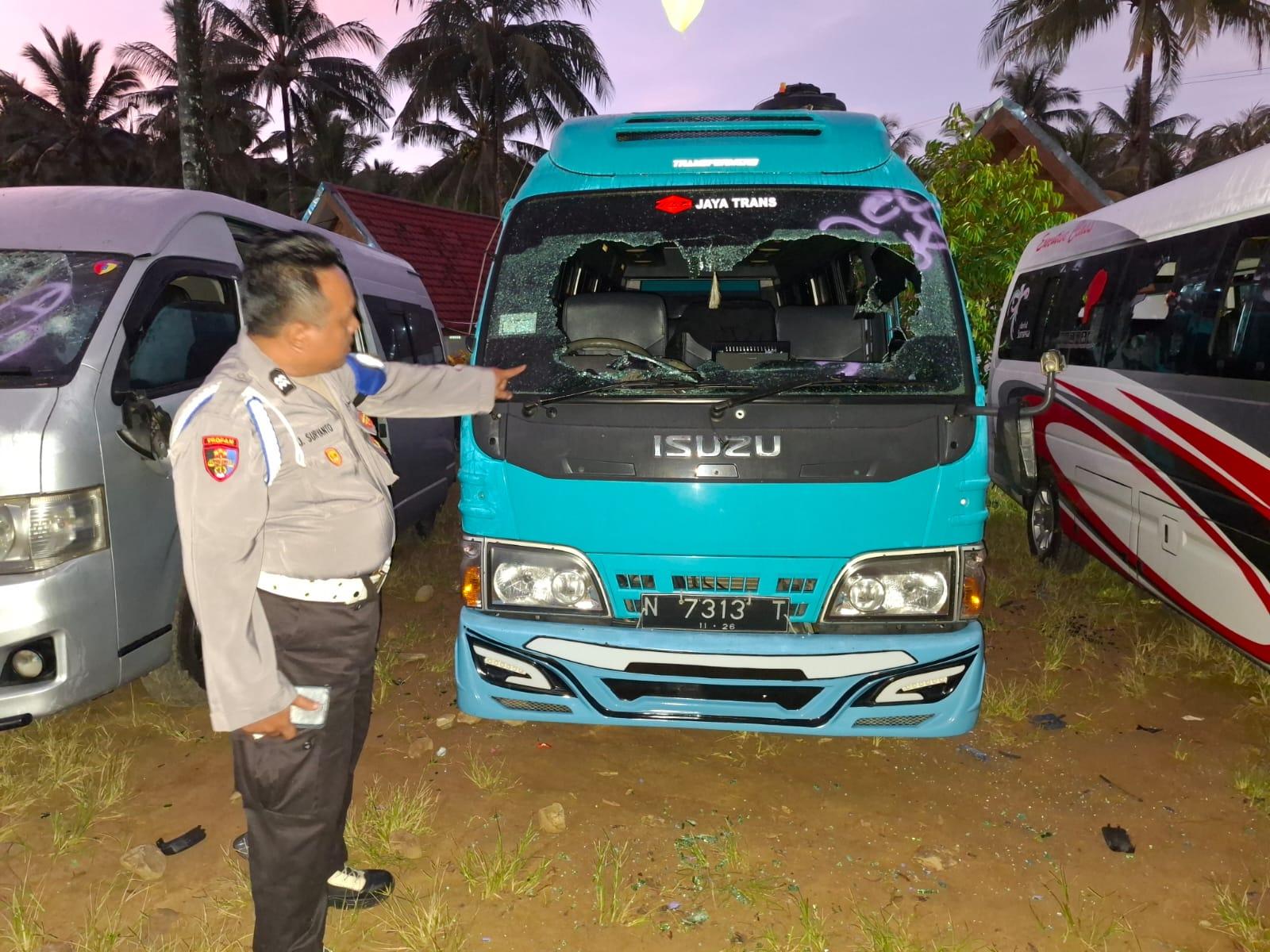 OLAH-TKP-Polisi-mengecek-kendaraan-wisatawan-asal-Kota-Surabaya-yang-dirusa.jpg