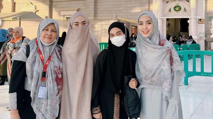 Oki-Setiana-Dewi-dan-Ria-Ricis-berfoto-saat-melaksanakan-ibadah-umroh.jpg