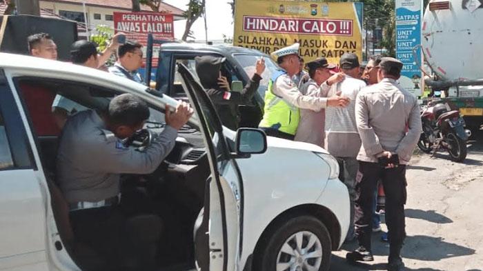 Protes Dilarang Beraktivitas, Belasan Calo SIM Geruduk Satpas Singosari Malang, Blokir Pintu Masuk