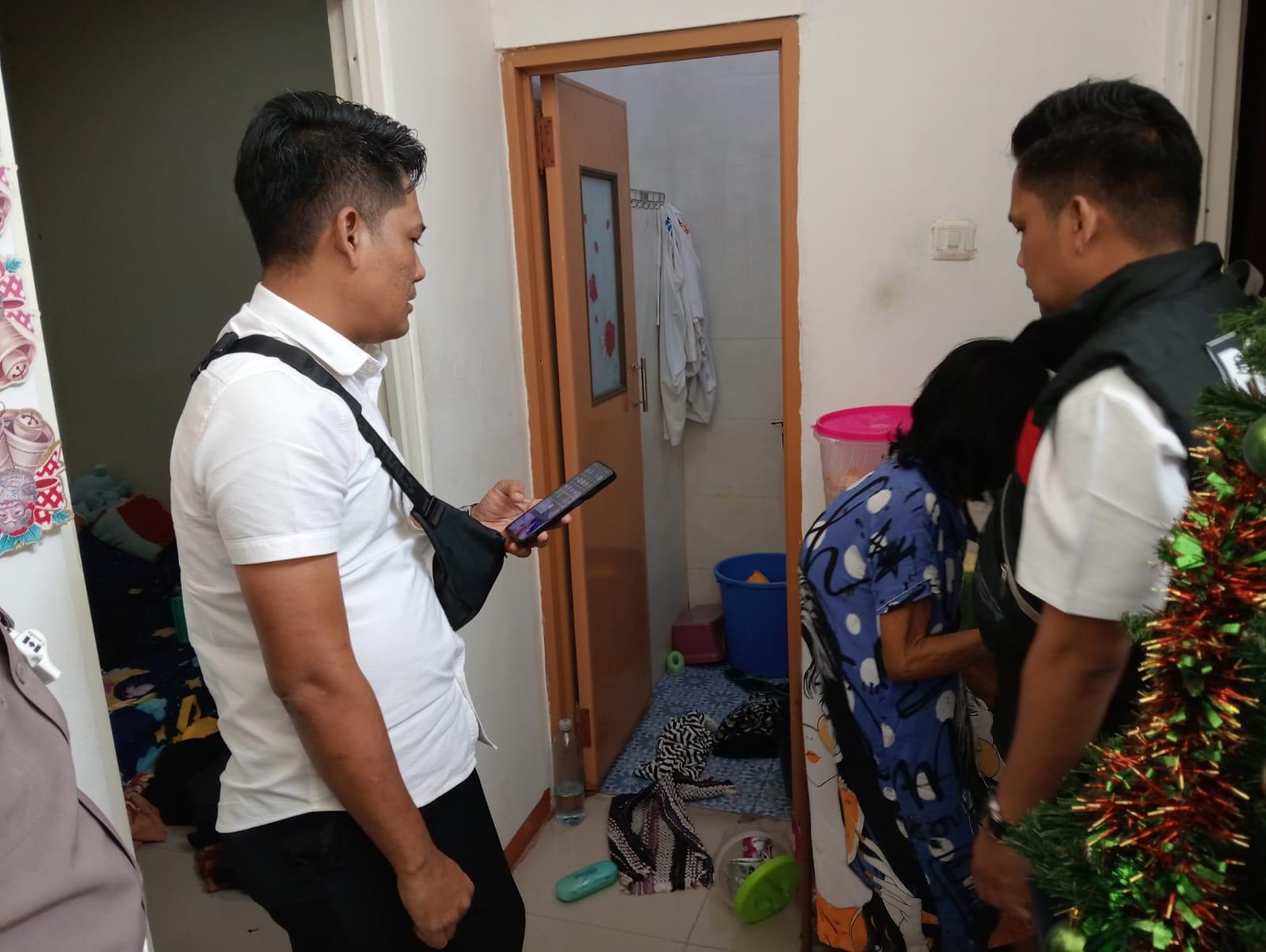 Olah-TKP-di-rumah-korban-di-Perum-De-Naila-Driyorejo-Gresik-Senin-612025-siang.jpg