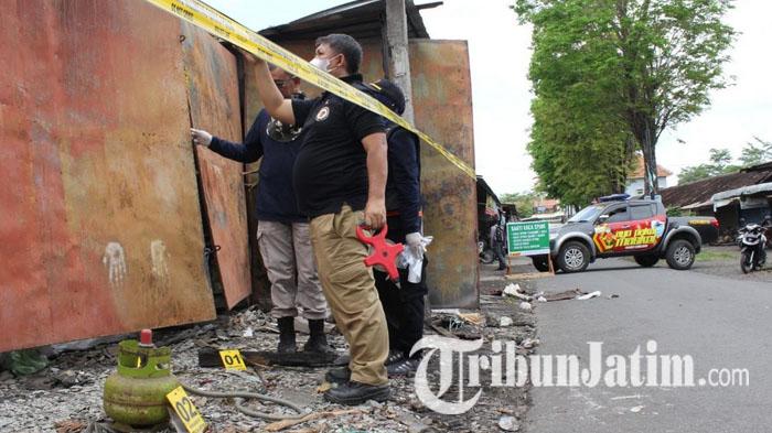 Olah-TKP-kebakaran-di-Pasar-Loak-Serangin-Lumajang-digelar-tim-Labfor-Polda-jatim.jpg