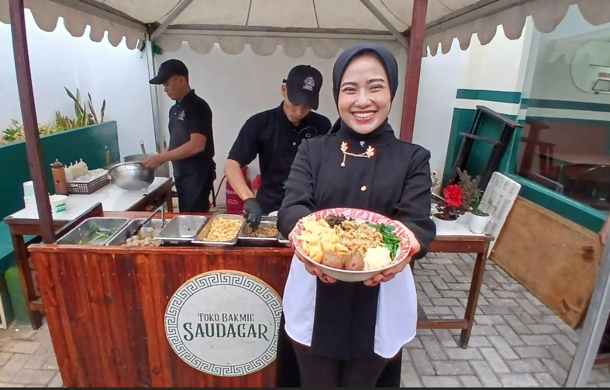 Owner-Bakmie-Saudagar-Zhavira-Ayu-Ratri-Aldania-saat-menunjukan-bakmie.jpg
