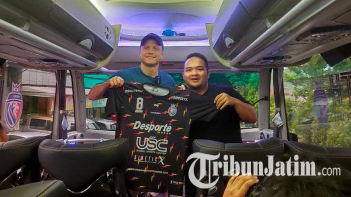 Owner-Unggul-FC-Malang-Nicola-Reza-memperkenalkan-pemain-asing-barunya-Facundo-Schusterman.jpg