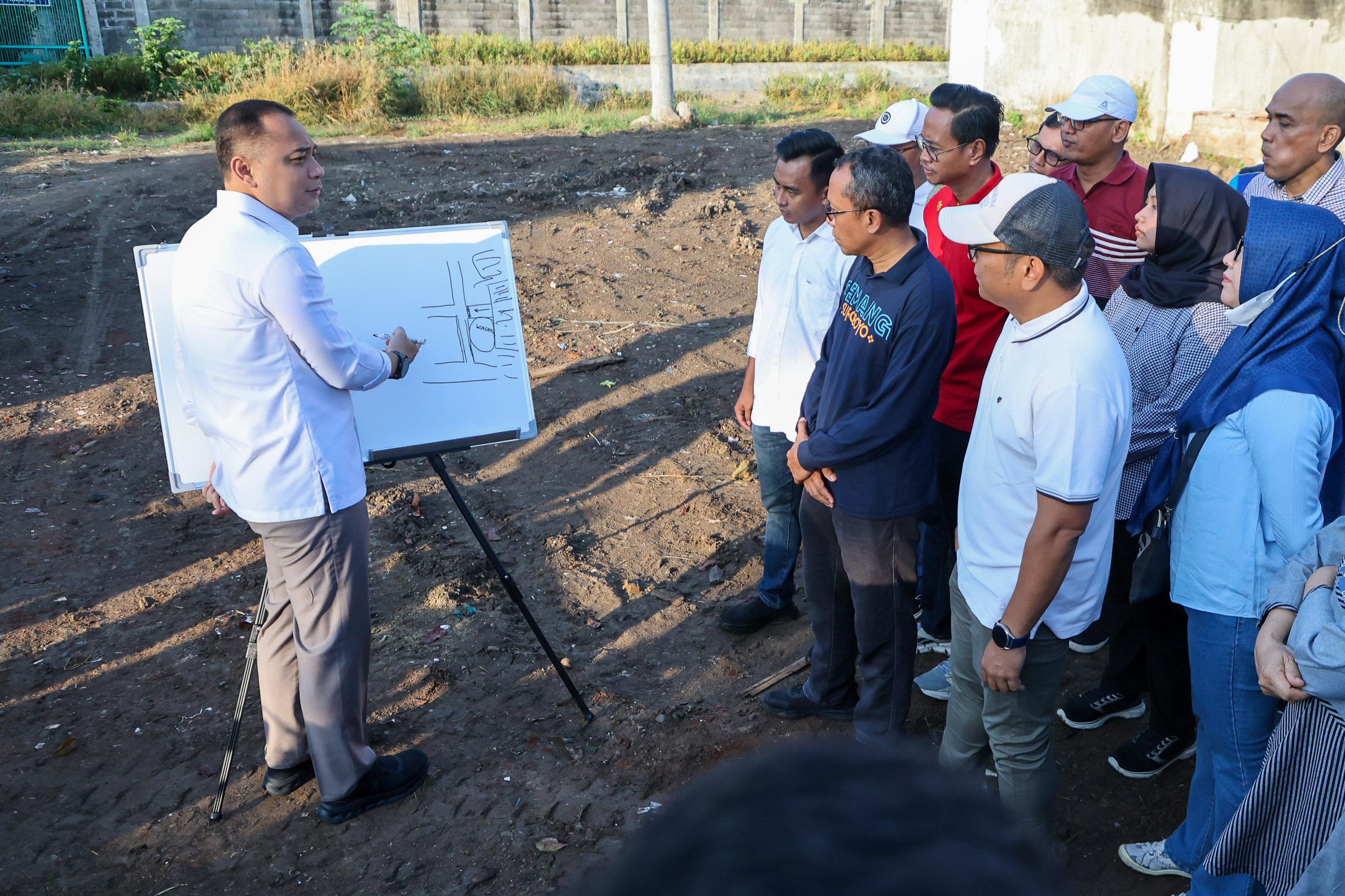PAPARKAN-ARAHAN-Wali-Kota-Surabaya-Eri-Cahyadi-saat-meninjau-saluran-di.jpg