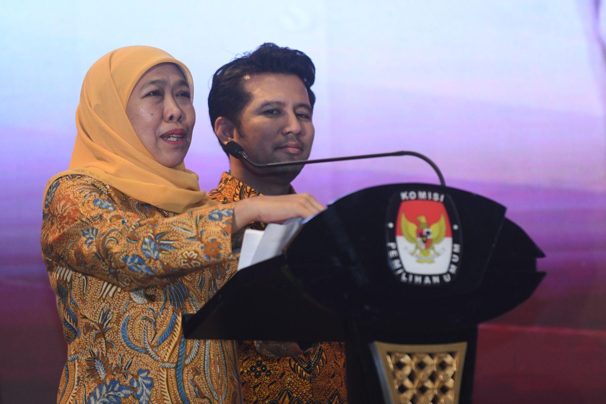 PASANGAN-TERPILIH-Dengan-menggunakan-busana-batik-berwarna-cokelat-Khofifah.jpg