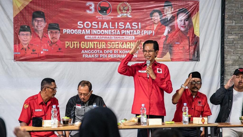 PDI-Perjuangan-Kota-Surabaya-mendistribusikan-penerima-beasiswa-Program-Indonesia-Pintar-PIP.jpg