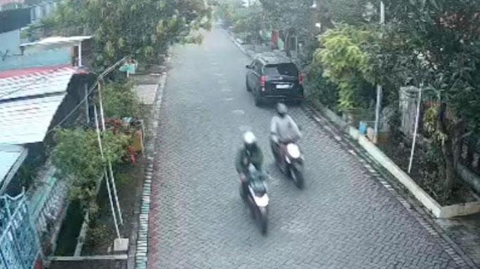 PENCURIAN-MOTOR-di-surabaya-Dua-maling-terekam-kamera-CCTV-menyatroni-permukiman-warga.jpg