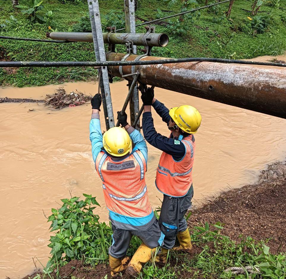 PLN-Pacitan-saat-memperbaiki-jaringan.jpg
