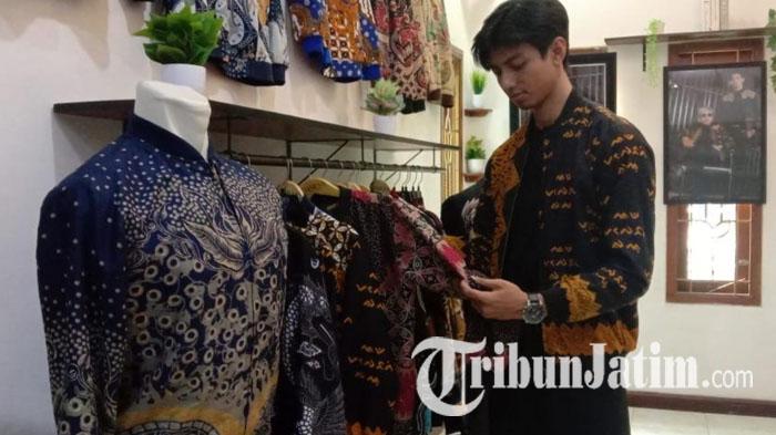 Palguna-Pamagath-menunjukkan-berbagai-produk-jaket-bomber-batik-Dasilva-Batik-Malang.jpg