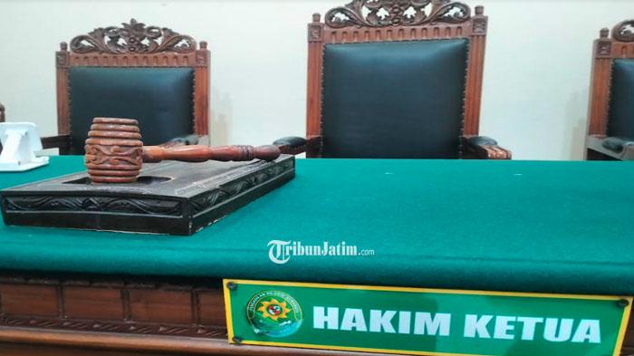 Palu-hakim-tidak-terpakai-karena-hakim-hakim-Pengadilan-Negeri-Surabaya-banyak-yang-cuti.jpg