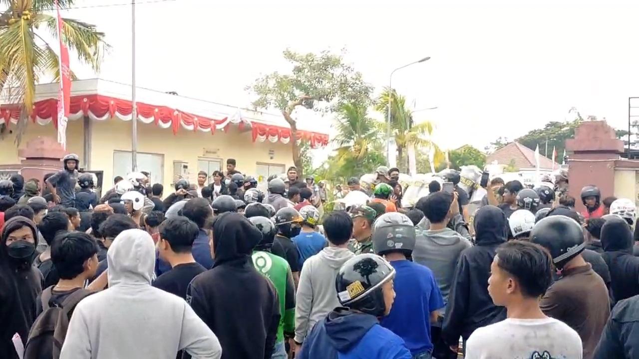 Demo di Kota Madiun Memanas, Bom Molotov Dilempar ke Halaman Gedung DPRD