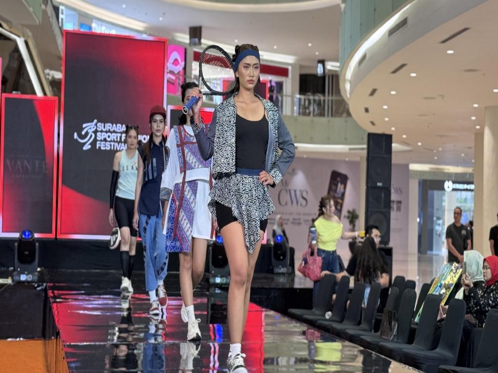Para-model-tampil-di-runway-di-event-Surabaya-Sport-Fashion-Festival.jpg