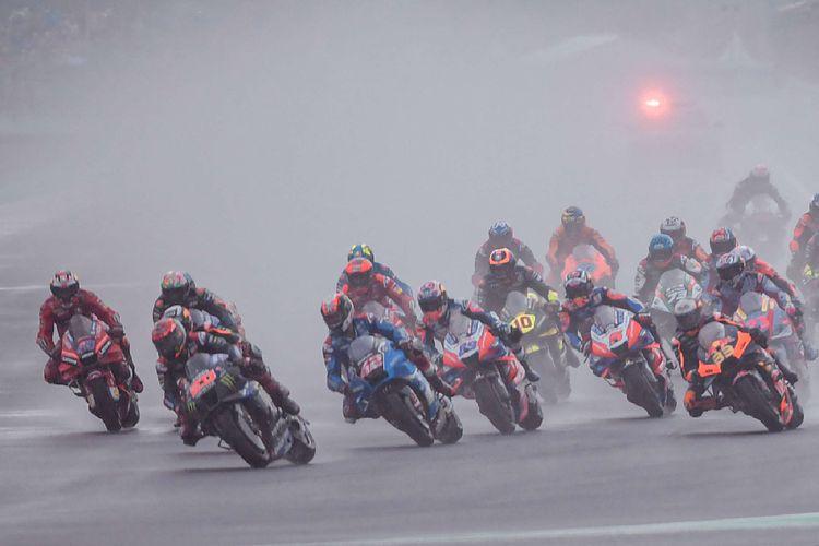 Para-pebalap-berkompetisi-saat-balapan-MotoGP-Indonesia-di-Sirkuit-Internasional-Mandalika.jpg