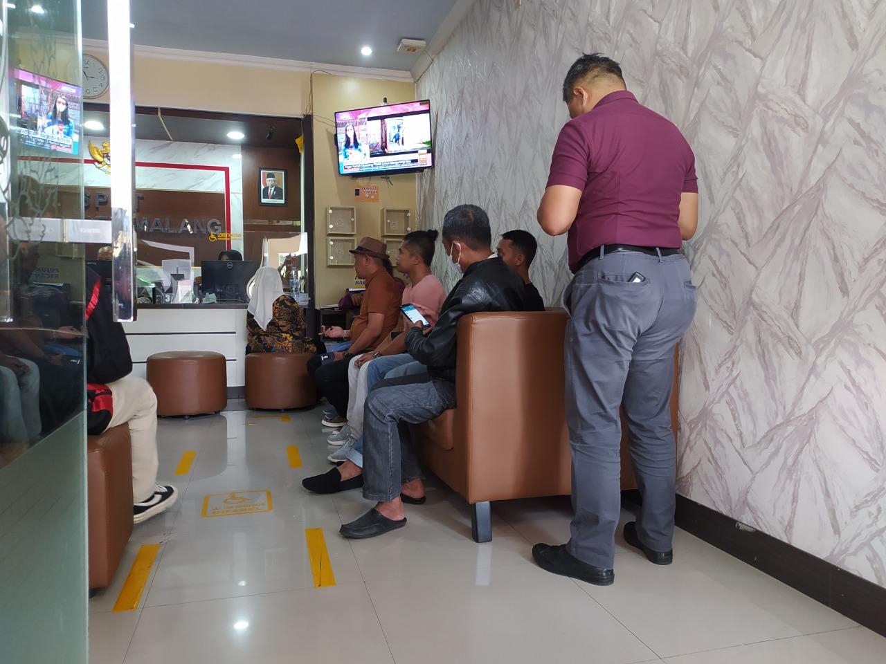 Para-pelapor-saat-berada-di-ruang-SPKT-Polres-Malang-Senin-14112022.jpg
