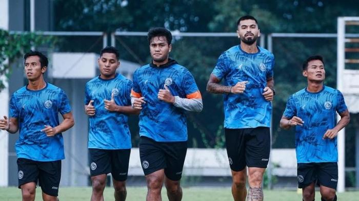 Para-pemain-Arema-FC-saat-melakukan-jogging-sebagai-bentuk-pemanasan.jpg
