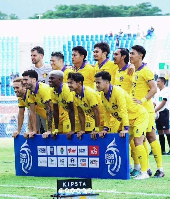 Para-pemain-Persik-Kediri-saat-menjalani-laga-pekan-ke-32.jpg
